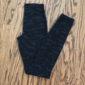 Size 2 EUC Black Camo align pants 25in inseam